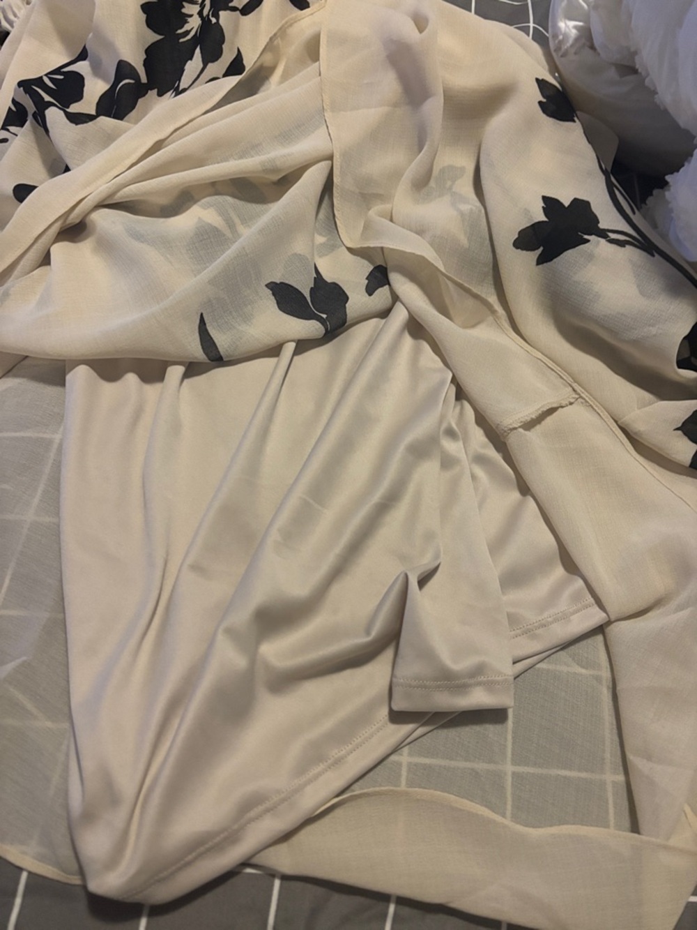 Taylor Cream with Black Floral Motif Chiffon Maxi Dress Sz 6 - Picture 6 of 14